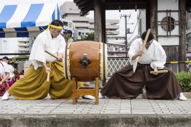 Tokyo, Japonya - 24 Eylül 2017: Konsantre davulcular Shinagawa Shukuba Matsuri Festivali geleneksel giyim