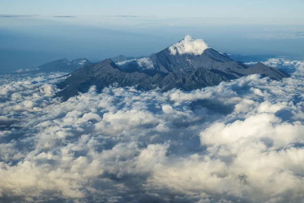Mont Rinjani, volcan sur Lombok, surgissant des nuages, Lombok, Indonésie, Asie — Photo