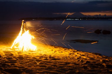 Şenlik ateşi Gili Air beach uçan kıvılcım ve yanardağ Bali Agung içinde belgili tanımlık geçmiş