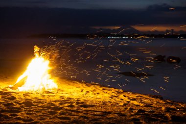 Şenlik ateşi Gili Air beach yanardağ Bali Agung içinde belgili tanımlık geçmiş ile gelen Fyling kıvılcım