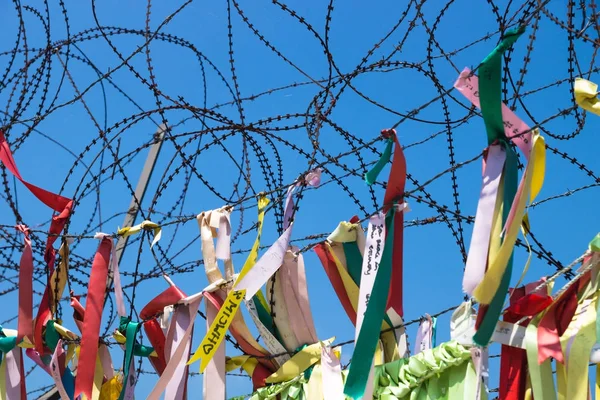 Bir çitin arkasına adamlar Özgürlük Köprüsü, Güney Kore, Asya demilitarised bölgede Dmz, dikenli tel, şerit bağlı