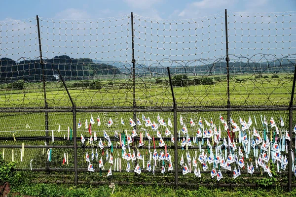 Bir çit demilitarised bölgede Dmz Özgürlük Köprüsü, Güney Kore, Asya, Güney Kore bayrakları — Stok fotoğraf