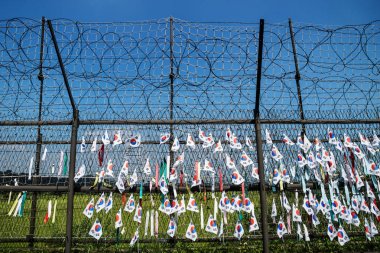 Dikenli tel ve Güney Kore bayrakları demilitarised bölgede Dmz Özgürlük Köprüsü, Güney Kore, Asya çiti