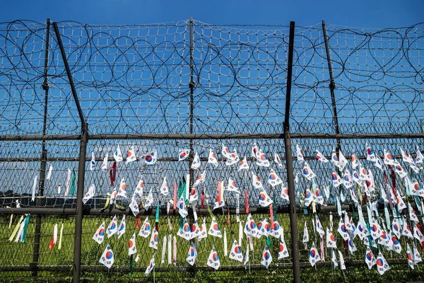 Dikenli tel ve Güney Kore bayrakları demilitarised bölgede Dmz Özgürlük Köprüsü, Güney Kore, Asya çiti — Stok fotoğraf