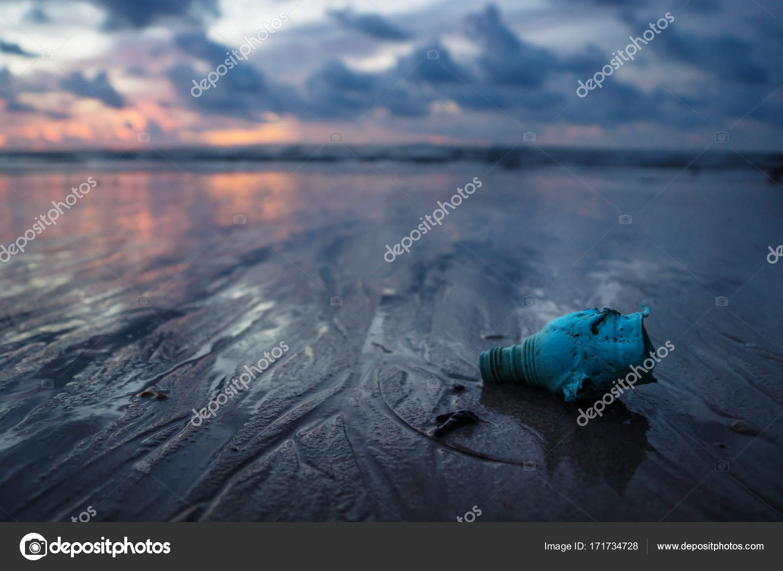 Poubelle En Plastique Jonchent Locéan à La Plage Pendant Le