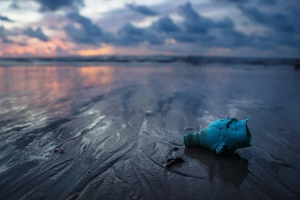 Plastikmüll verschmutzt den Ozean am Strand während des Sonnenuntergangs, koh lanta, Thailand — Stockfoto