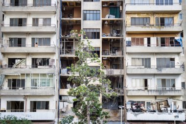 Balkonlarda çöp ile terkedilmiş Appartement düz, Beyrut Lübnan