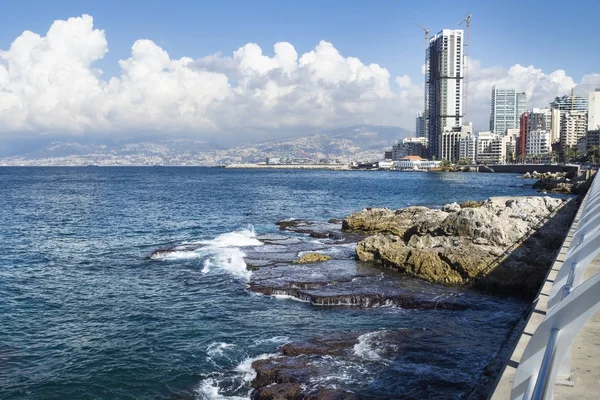 Côté mer avec piscine naturelle à Beyrouth avec vue sur la ville par une journée ensoleillée, Liban — Photo