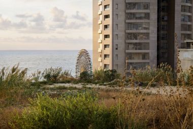 Bir tekerlek ve bir gökdelen günbatımı, Beyrut, Lübnan sırasında Beyrut kıyı şeridi boyunca