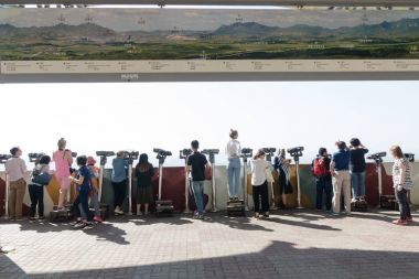 Dora Observatory, Dmz, Güney Kore - 8 Eylül 2017: dürbün Kuzey Kore Köyü Propaganda köy veya barış Köyü, Korece arındırılmış bölge ile izlerken turist