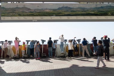 Dora Observatory, Dmz, Güney Kore - 8 Eylül 2017: dürbün Kuzey Kore Köyü Propaganda köy veya barış Köyü, Korece arındırılmış bölge ile izlerken turist