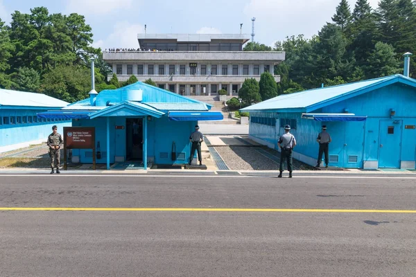 JSA all'interno di DMZ, Corea - 8 settembre 2017: Soldati delle Nazioni Unite di fronte a edifici blu al confine nordcoreano con i turisti nordcoreani sullo sfondo della Zona smilitarizzata coreana, Panmunjom — Foto Stock