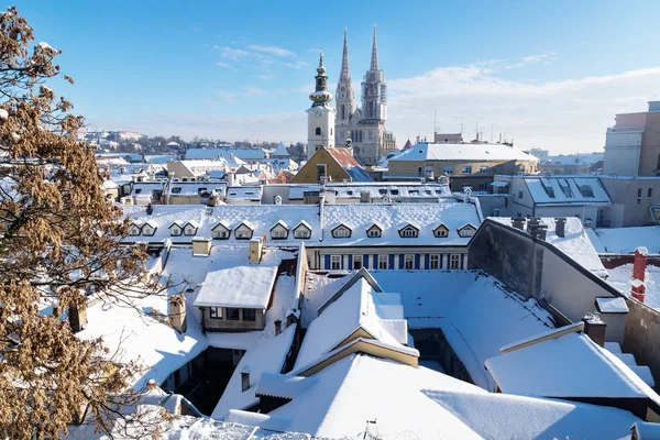 Kilise ve Katedral, Zagreb, Hırvatistan, Avrupa kuleleri görünümü ile kar ile kış aylarında Zagreb üzerinde görünüm