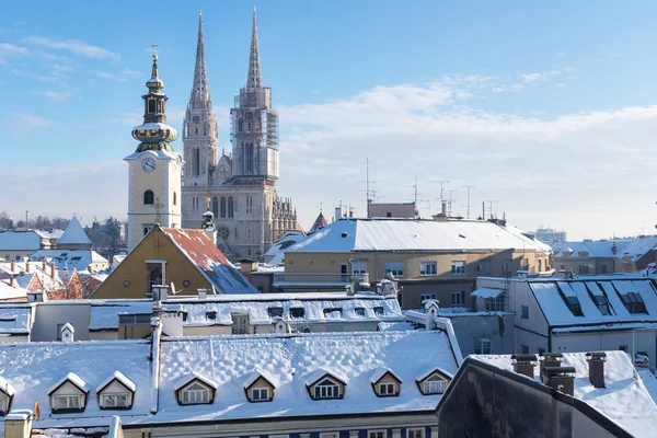 Ayrıntı görünümü için kilise ve Katedrali, Zagrep, Hırvatistan, Europe kuleleri ile kar ile kış aylarında Zagreb üzerinde göster