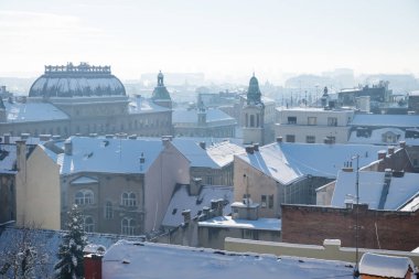 Panorama görünümüyle Zagreb üzerinde tarihi kuleleri ve Binalar kış aylarında kar çatılar, Zagrep, Hırvatistan, Avrupa