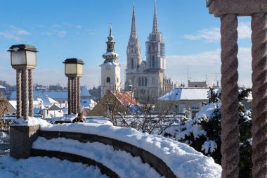 Kilise ve Katedrali ve oturma alanı laterns, Zagrep, Hırvatistan, Avrupa ile kuleleri manzaralı kar ile kış aylarında Zagreb üzerinde göster