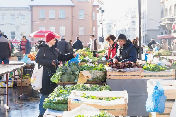 Zagreb, Croacia: 7 de enero de 2016: Cliente femenino que compra verduras en el mercado Dolac durante el invierno con nieve —  Fotos de Stock