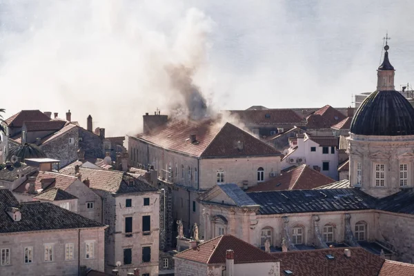 Telhado para fumadores em Dubrovnik detalhe da cidade velha com churchtower, Croácia — Fotografia de Stock