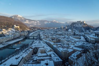 Kale ve kışın, Avusturya nehir manzaralı Panorama Salzburg