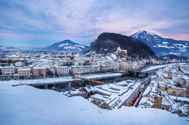 Panorama Salzburg kış, Avusturya ile Noel ışıkları günbatımı sırasında