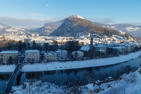 Panorama Salzburg med utsikt på Kapuzinerberg och Salzach vintertid, Österrike — Stockfoto