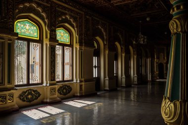 Mysore Palace dekore edilmiş windows gölgeler, Mysore, Hindistan
