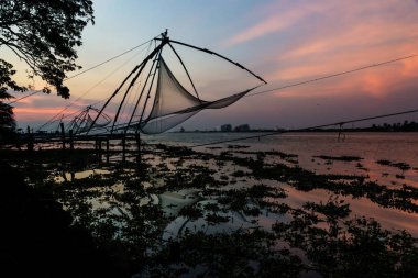 Kochi sahil boyunca günbatımı, Hindistan, Çin fishernets