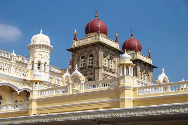 Wieże z Mysore Palace z czerwonymi kopułami, Mysore w Indiach — Zdjęcie stockowe