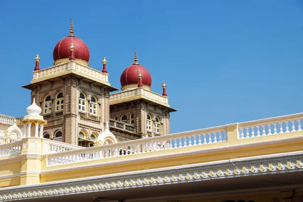 Towers of Mysore Palace with red domes, Mysore, India — Stock Photo, Image