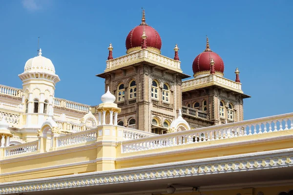 Towers of Mysore Palace with red domes, Mysore, India — Stock Photo, Image