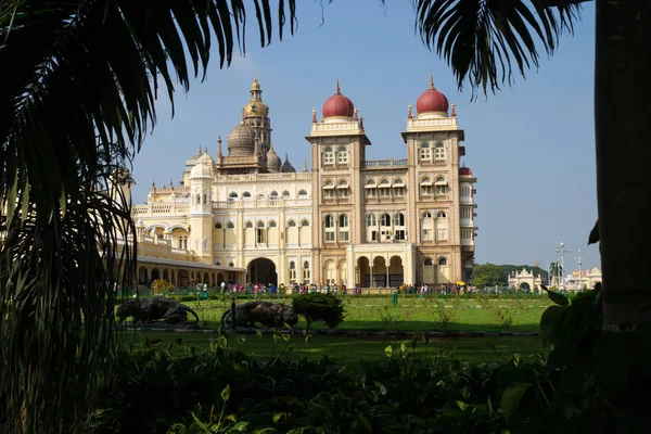 Mysore Palace and garden with palm trees, Mysore, India — Stock Photo, Image