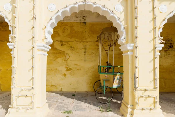 Cart in Mysore Palace under arches, Mysore, India — Stock Photo, Image