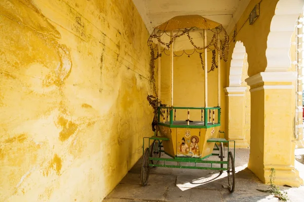Koszyka w Mysore Palace pod łuki, Mysore w Indiach — Zdjęcie stockowe