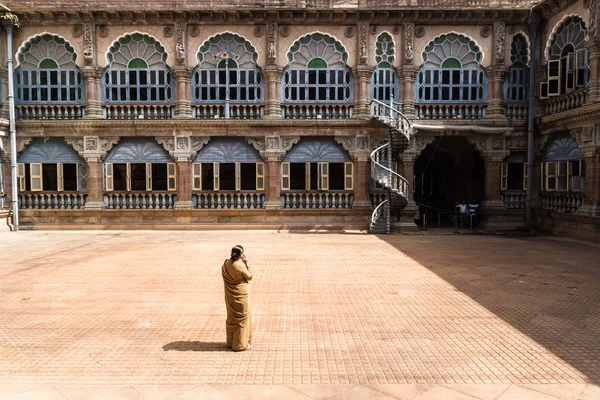 Mysore, India - 10 de diciembre de 2017: Patio en el Palacio de Mysore con ventanas y arcos con seguridad femenina — Foto de Stock