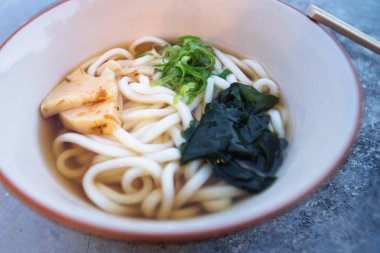 Udon erişte ve bambu ile Japon Ramen ile kase