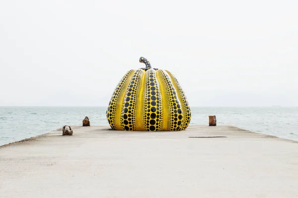 Naoshima, Japonya - 29 Eylül 2017: Yayoi Kusama'nın kabak heykel denizin önünde