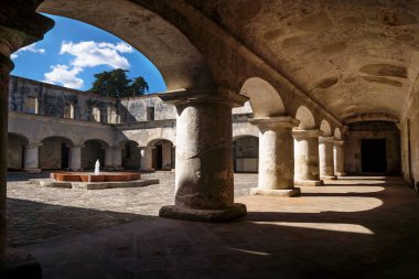 Antigua de Guatemala, Guatemala maymunlar manastır avlusunda kemerlerin altında