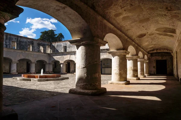 Az udvaron Antigua de Guatemala, Guatemala Capuchins kolostor boltívei alatt — Stock Fotó