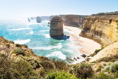 Plaj ve kayalıklarla Great Ocean Road, Victoria, Avustralya, on iki Apostels