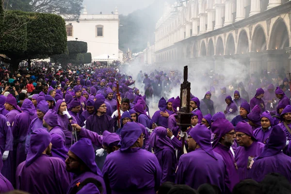 Hunderds de hombres vestidos de púrpura en la procesión San Bartolomé de Becerra en la Plaza Mayor, Antigua, Guatemala —  Fotos de Stock