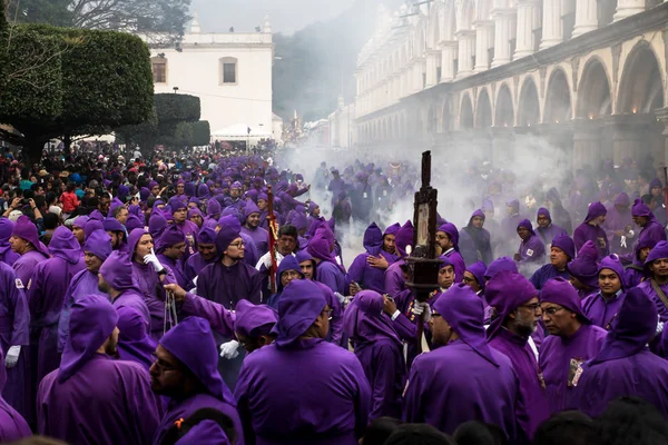 Almamanızı mor kaftanlı adamdan alayı San Bartolome de Becerra, Plaza Mayor, Antigua, Guatemala