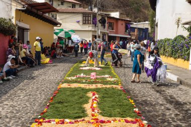 Yerel alfombres, Arnavut kaldırımlı sokaklarda alayı San Bartolome de Becerra Antigua, Guatemala için çiçek halı üzerinde çalışıyor