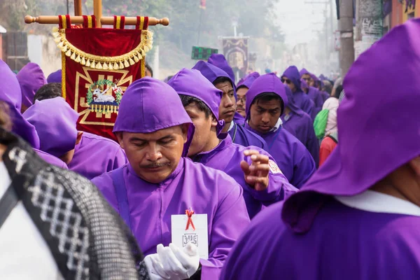 Hombres de túnica púrpura en la procesión de San Bartolomé de Becerra en 1a Avenida, Antigua, Guatemala —  Fotos de Stock