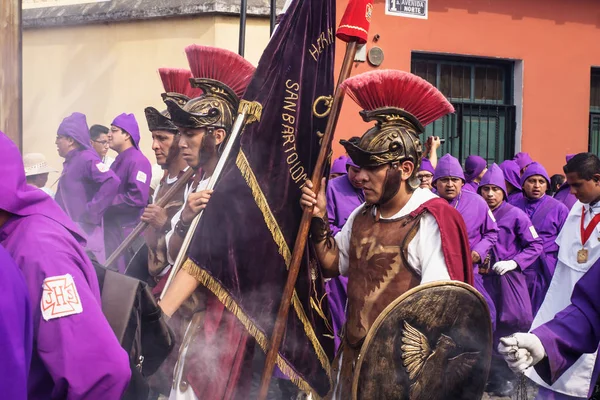 Hree hombre con trajes de soldado caminando por la procesión de San Bartolomé de Becerra, Antigua, Guatemala —  Fotos de Stock