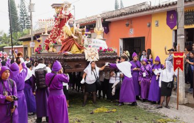 Kadının önünde San Bartolome de Becerra, Antigua, Guatemala alay en üstünde Mary, John ve İsa ile bir float
