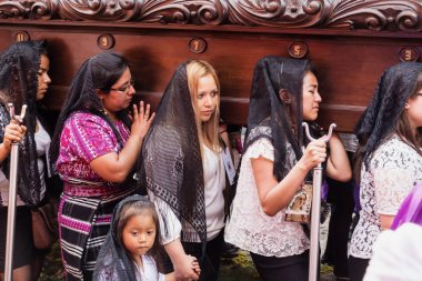 Acı bir float San Bartolome de Becerra, Antigua, Guatemala alay taşıyan kadınlar