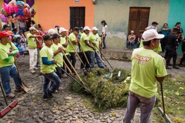Temizleyiciler temizlik San Bartolome de Becerra, Antigua, Guatemala alayı süpürgeler