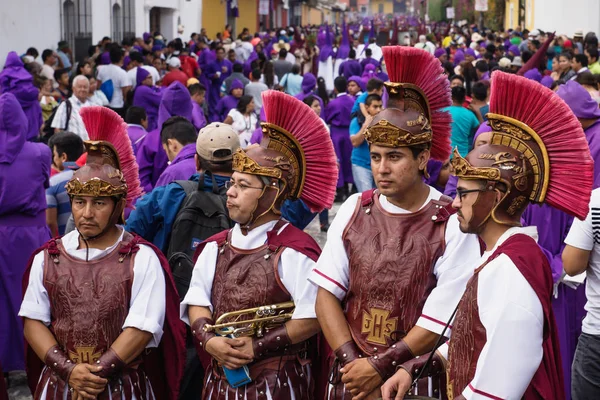 Cuatro hombres con trajes de soldado de pie en la procesión de San Bartolomé de Becerra, Antigua, Guatemala —  Fotos de Stock