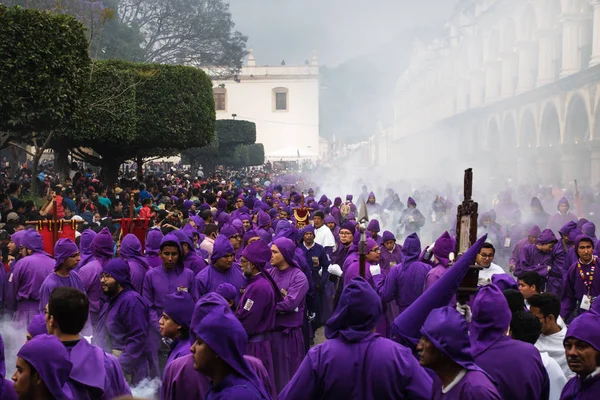Hombres vestidos de púrpura con humo de incienso espeso en la procesión San Bartolomé de Becerra, Antigua, Guatemala —  Fotos de Stock