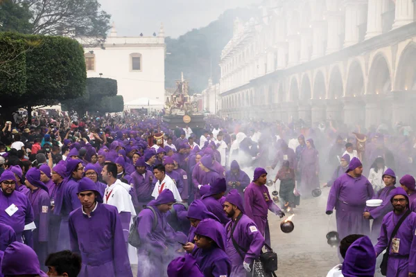 Hombres vestidos de púrpura y fumador de incienso con fuego en la procesión San Bartolomé de Becerra, Antigua, Guatemala —  Fotos de Stock
